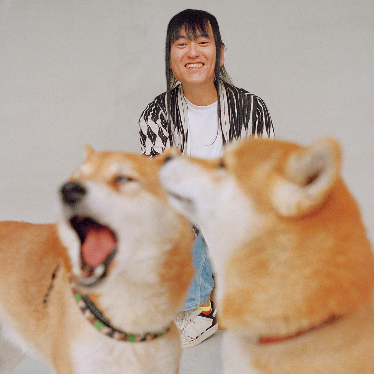 中村一義と愛犬・ゴン＆ワン｜初めて目が合ったときに、「遅いよ」って言われたんです【犬を愛する男の肖像】