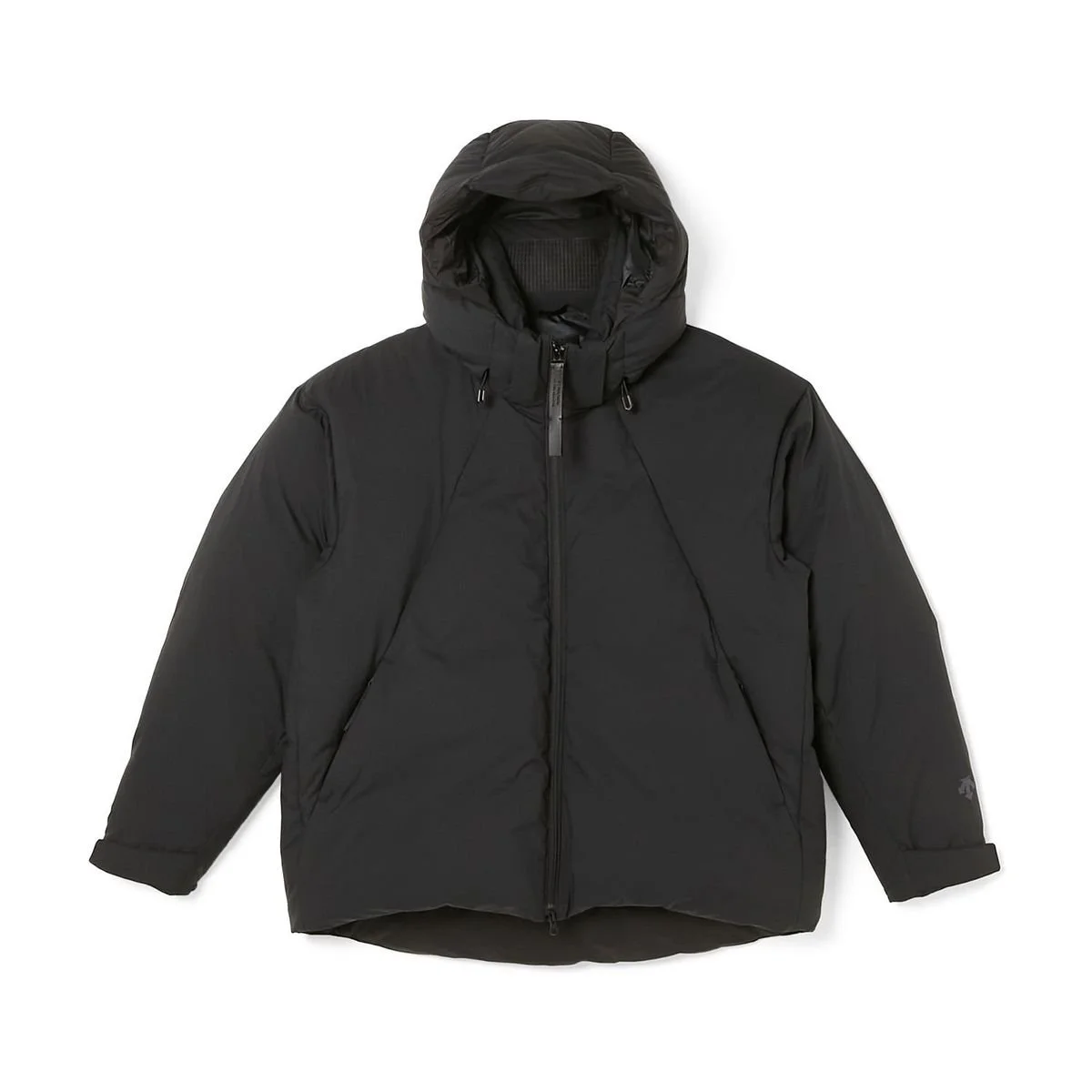 【差がつく大人の秋服】「デサント」と「N.ハリウッド」が初コラボ。軽量ダウンから防水シェルまで全型ブラックの高機能コレクションは完売必至