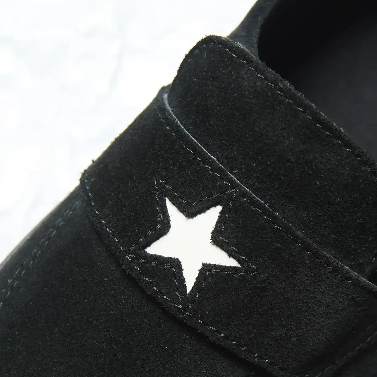 【差がつく大人の黒スニーカー】コンバースのローファースニーカーから最重要トレンドの薄底シューズまで。エディターおすすめ4選