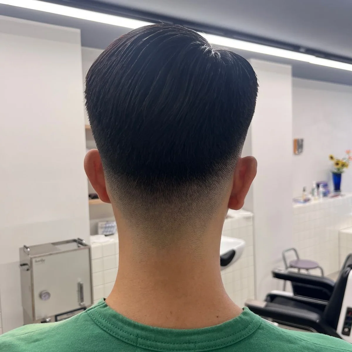 七三分け×フェード。いつの時代も頼れる大人の短髪