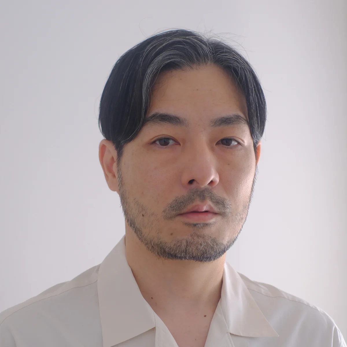 「白髪の量を計算した、大人の前髪」