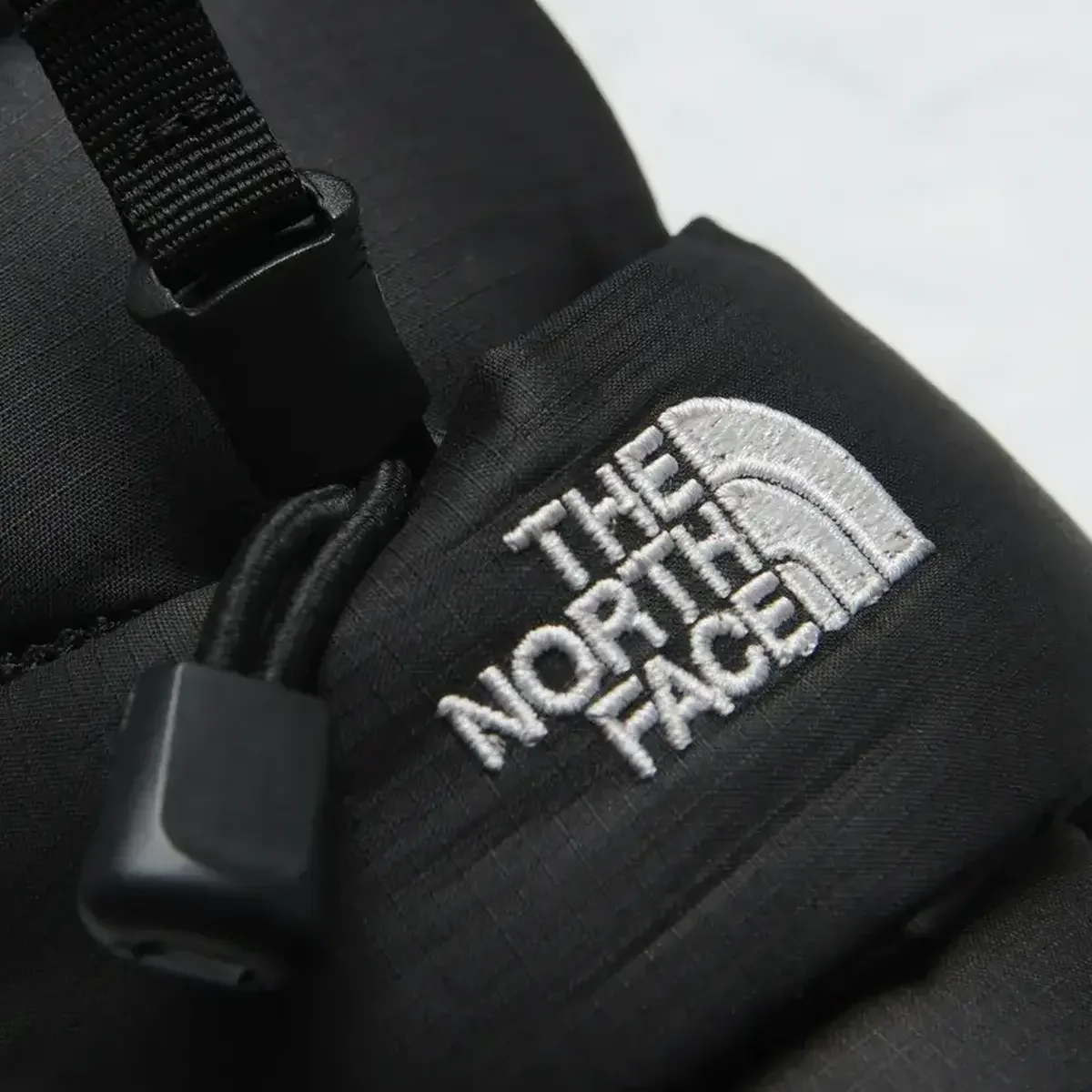 【大人が買うべき新作スニーカーBEST5】3位はザ・ノース・フェイスの「ヌプシローファー」。1位は「オン」の注目コラボ！【2025年11月】