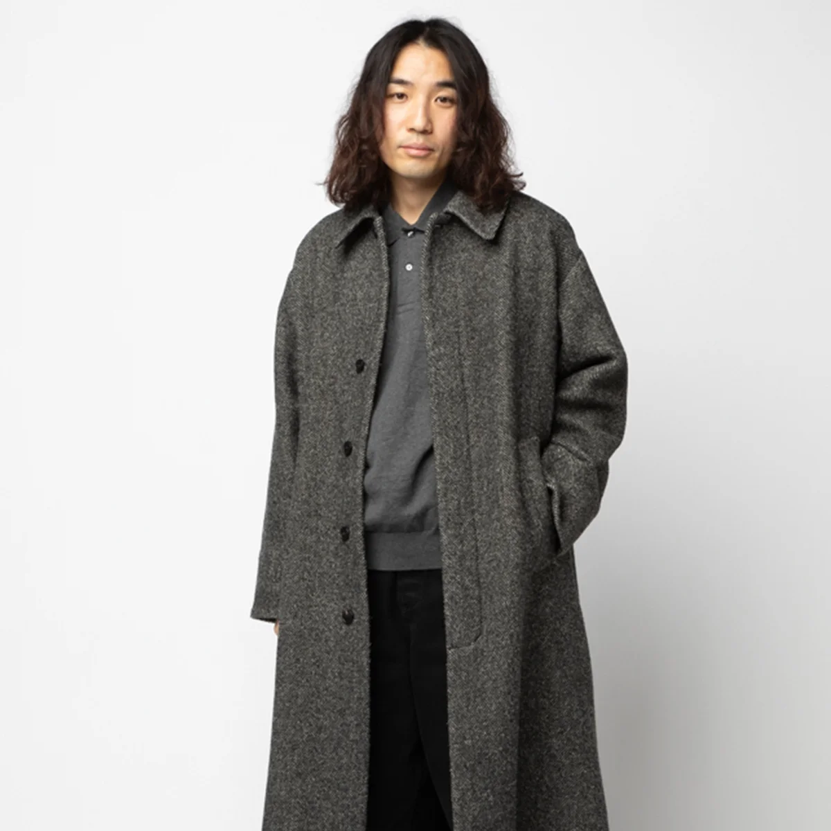 黒とグレーでシックにまとめたコートスタイル