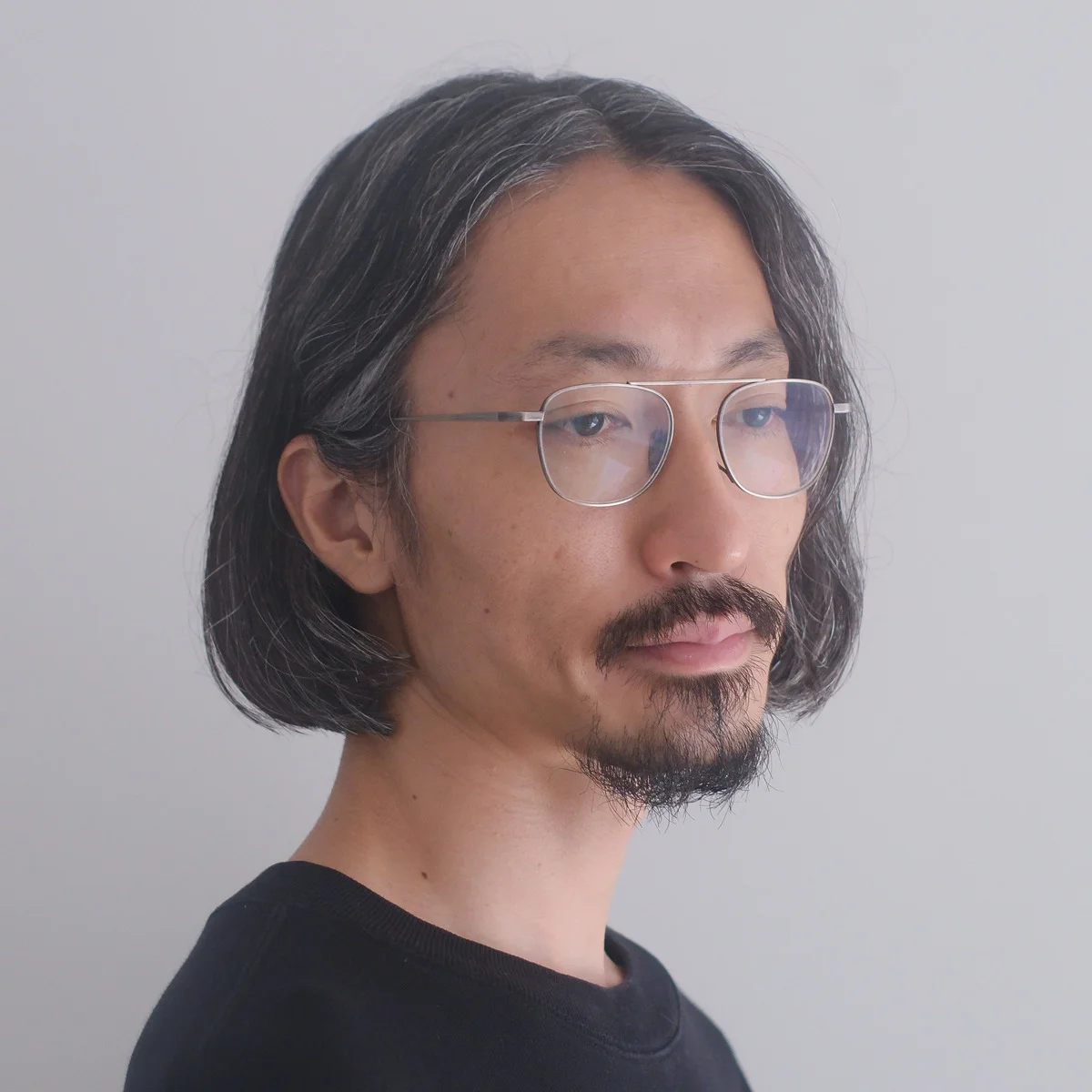 「パサつく白髪を品よくまとめる」