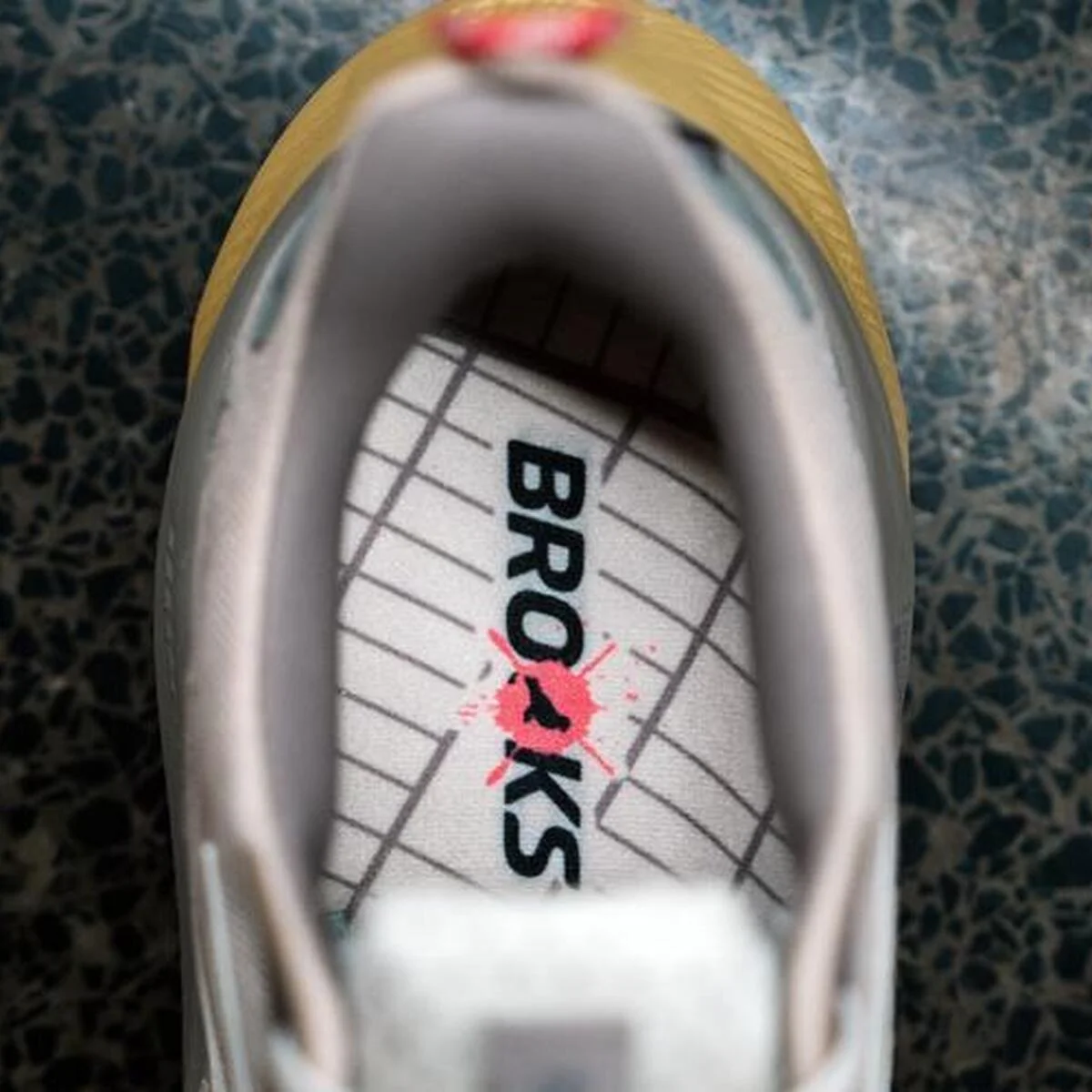 【大人の春スニーカー】「ブルックス」の定番と新定番が街に似合うアースカラーに。「ステイプル」とのコラボに注目