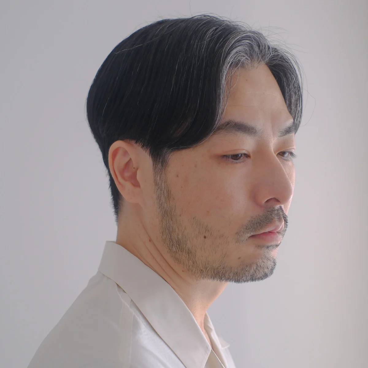 「白髪の量を計算した、大人の前髪」