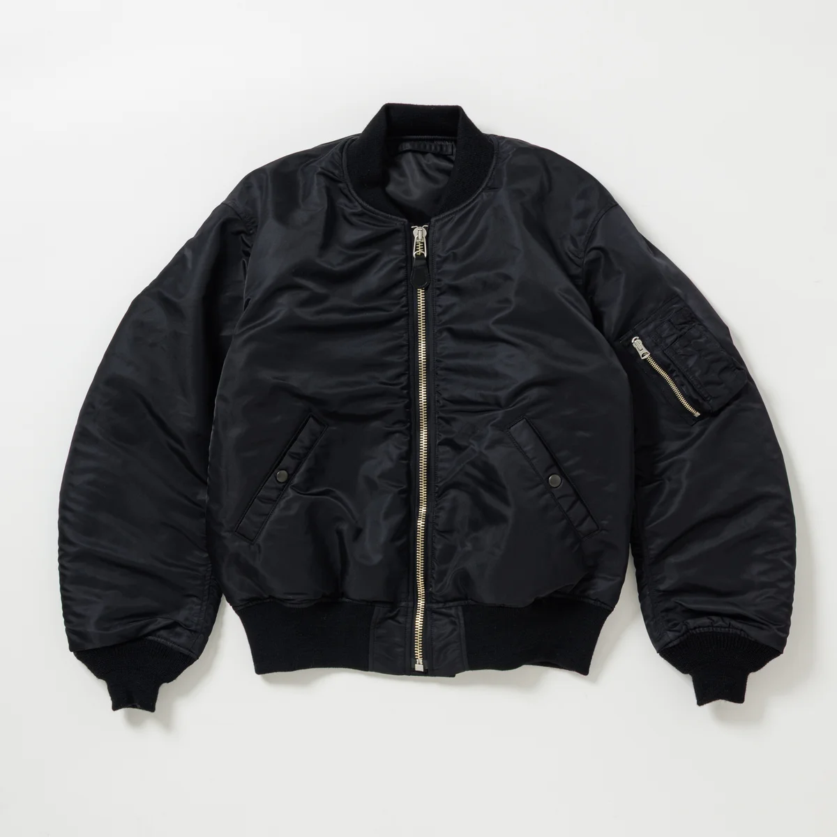 【差がつく大人の黒アウター】こだわりのMA-1。「アヴィレックス7522」ビオトープ別注モデルが買い！