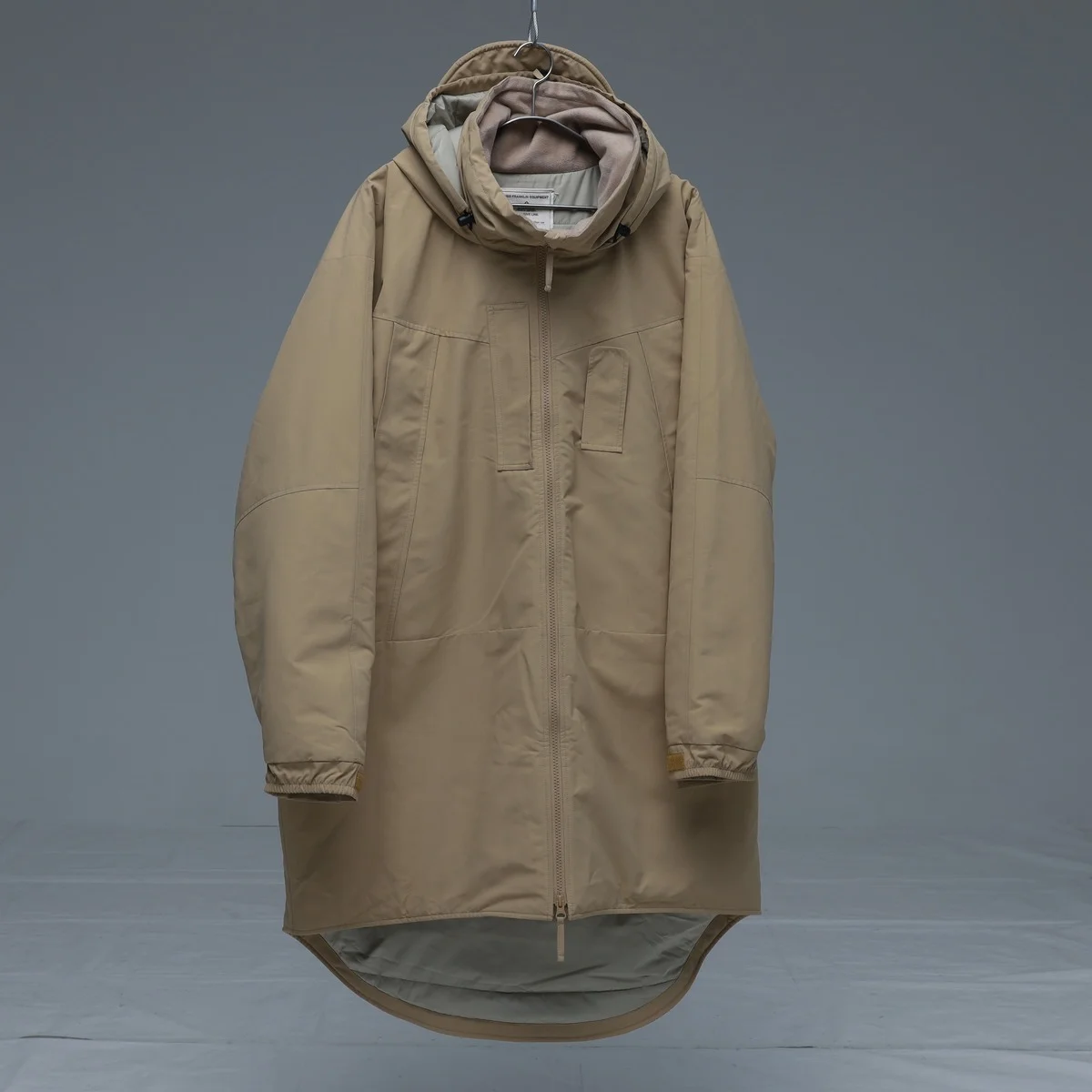 【Gallery】大人のダウンはロング丈。防寒性抜群でビジネスでも使いやすい「ダウンコート」17選【2025-26年冬】