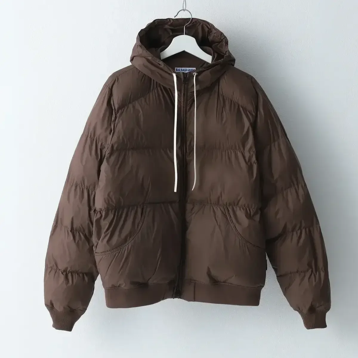 【この冬大人が選ぶべきダウンは黒より「茶色」】モンクレール、タイオン... 着るだけでおしゃれに見える「ブラウンダウン」7選