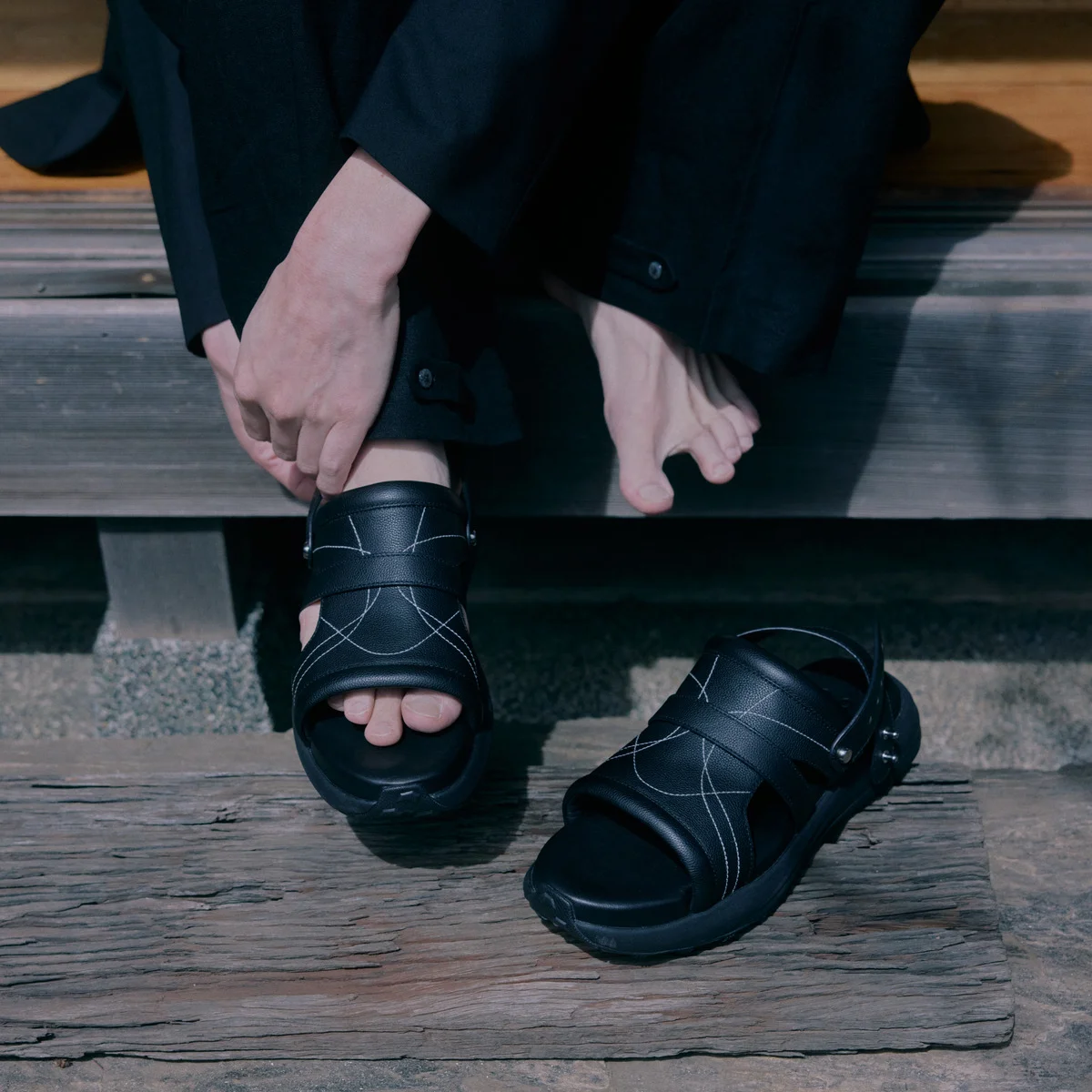 【大人の黒レザーサンダル】上質×ミニマル。OAO「SUNLIGHT VOID」のインターナショナルギャラリー ビームス別注モデルが5月1日発売