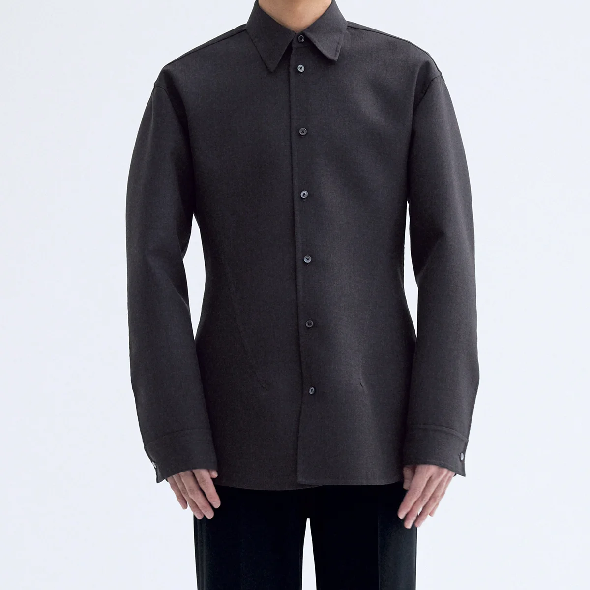 【ジルサンダー】シンプルを極めた、身体を隠さず魅せるシャツとスラックス【JIL SANDER】
