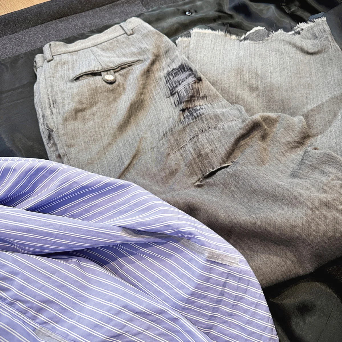 何もしてないのに破れました　写真・文／山崎貴之｜僕の服について。その②【長谷川昭雄「男子自身」拡大版】