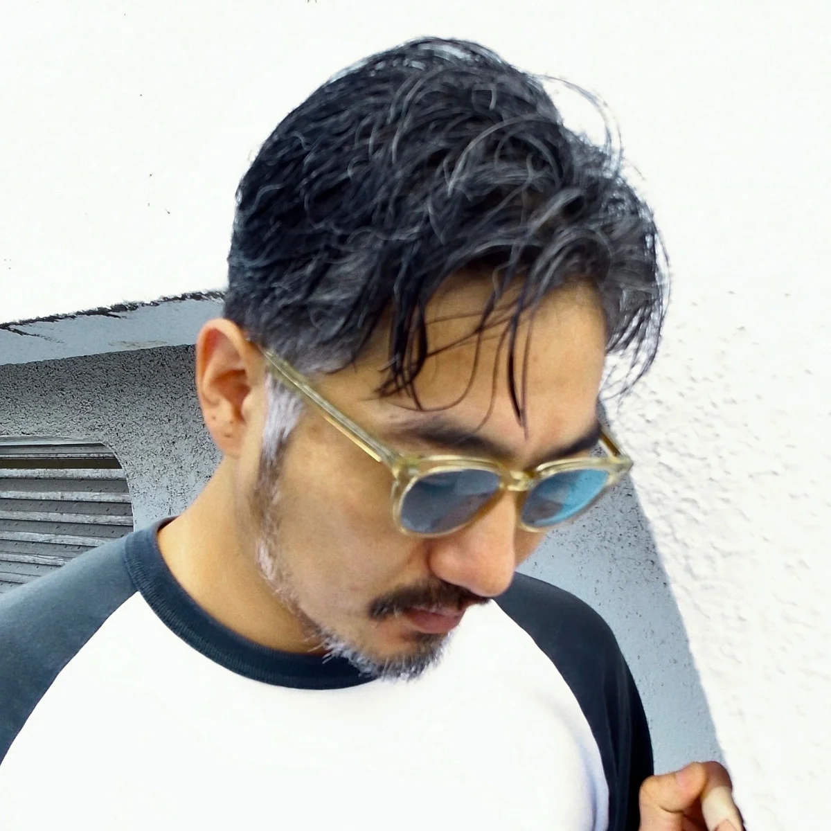 「グレイヘアは毛流れできれいに見せる」
