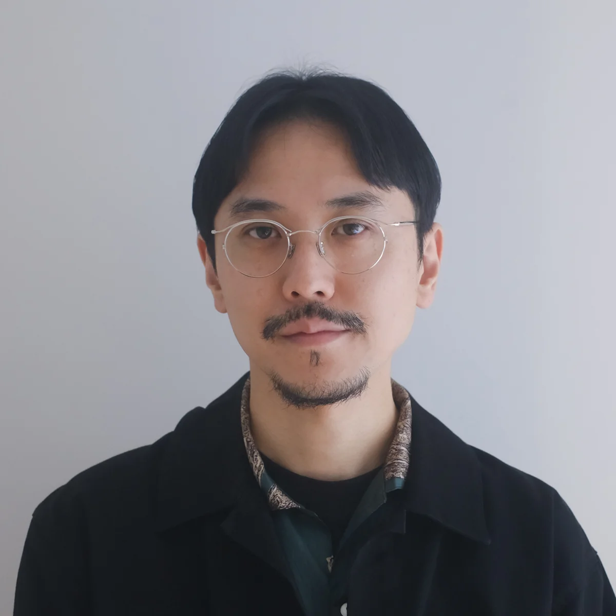 「ぺたっとしやすい前髪を、立ち上げて大人な表情に」