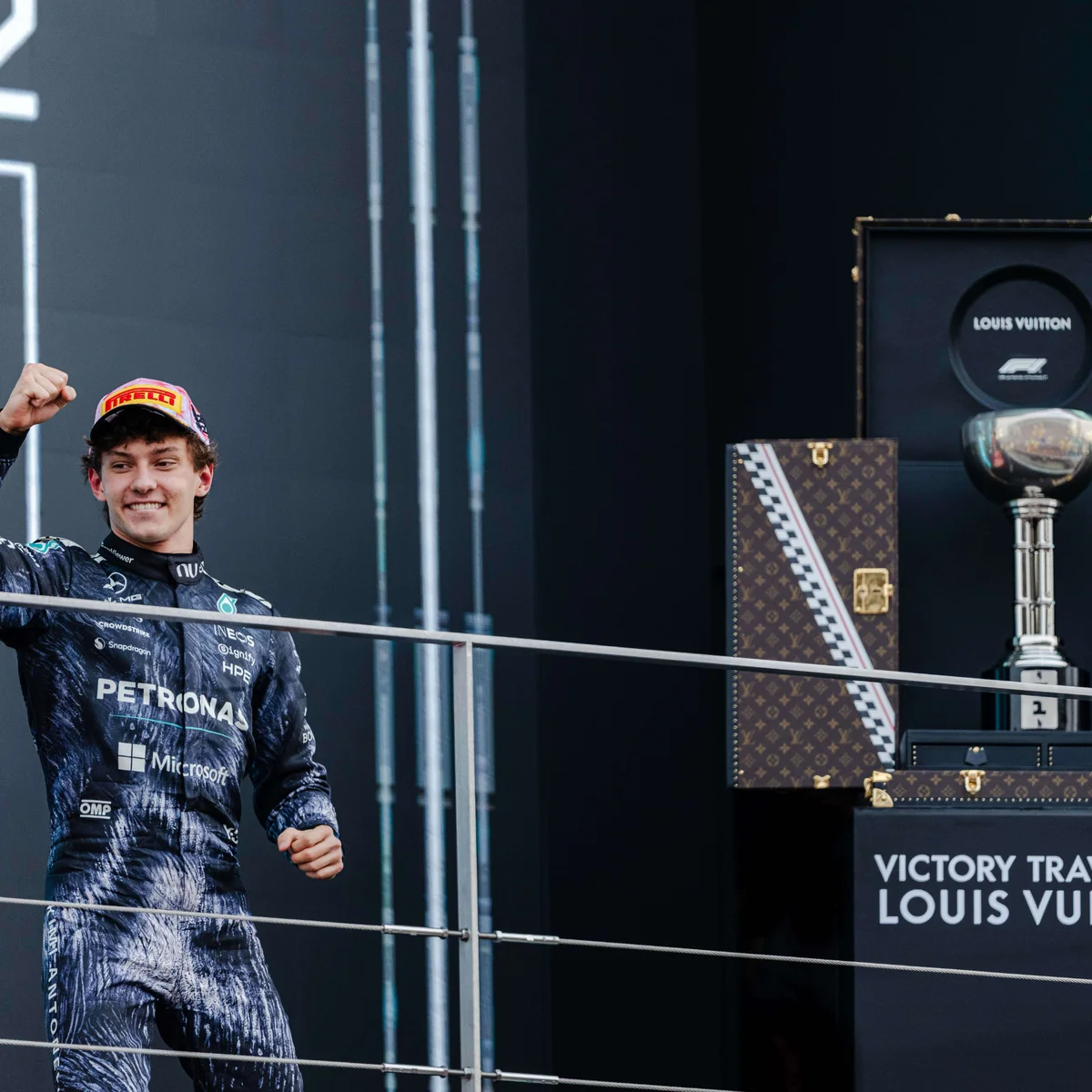 【ルイ・ヴィトン】待望の「F1日本グランプリ」優勝トロフィーがモノグラム･キャンバス製トランクで授与