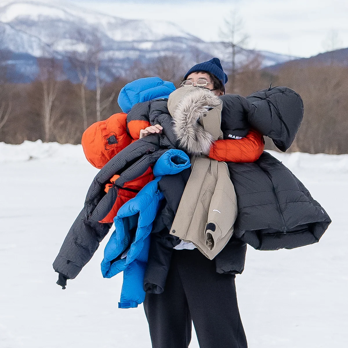 水沢ダウン、モンベル... 人気アウトドアブランド自慢の「最強あたたかいダウン」7着を極寒の雪の中、着比べてみた【試着ルポ】