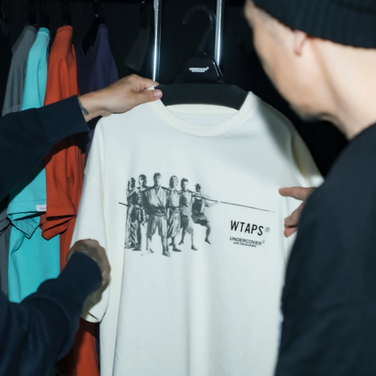 【アンダーカバー×ダブルタップスのコラボが始動】『七人の侍』モチーフの限定Tシャツほか完売必至アイテムを全部見せ！【8月2日発売】
