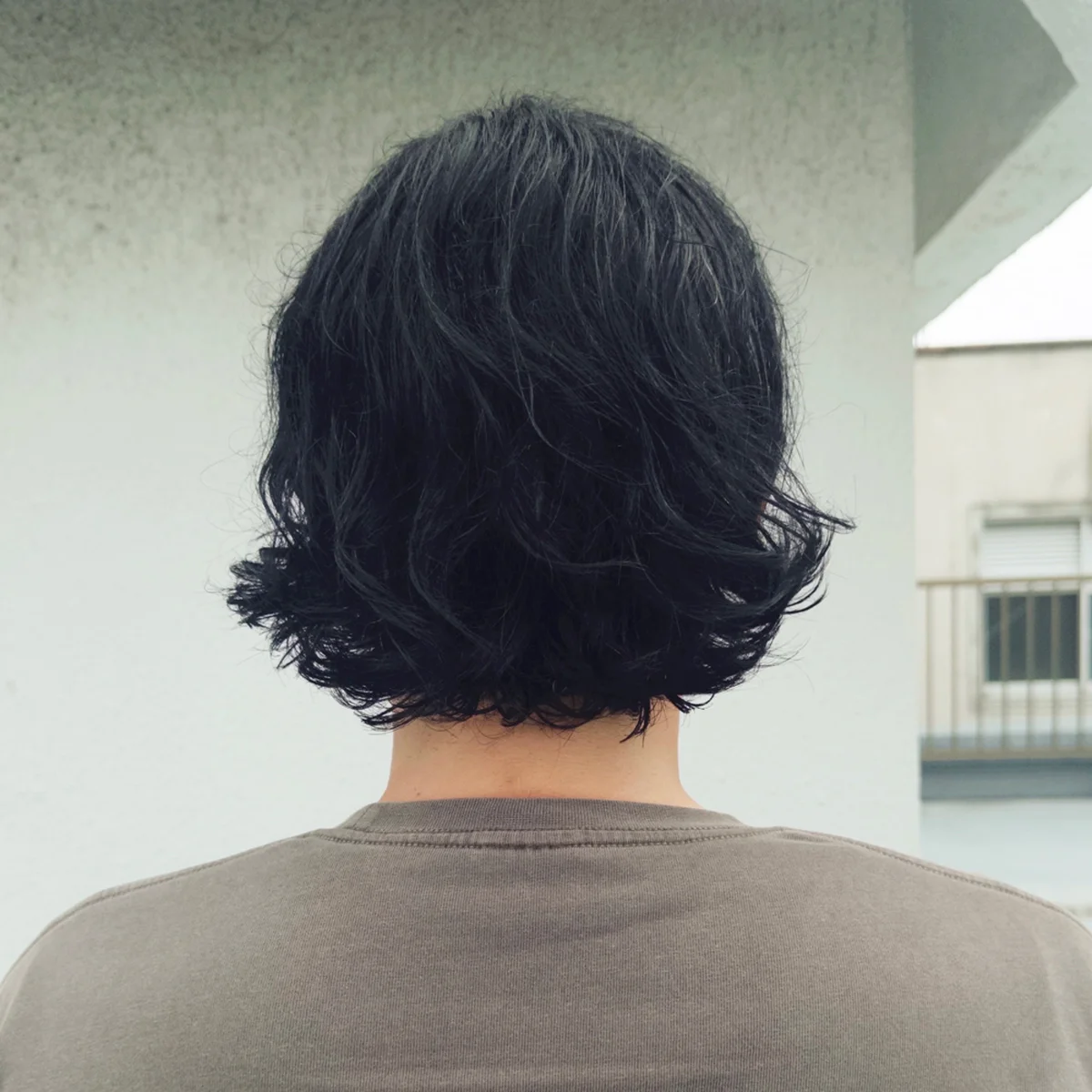 「くせ毛と長さのバランスで洒落たスタイルに」