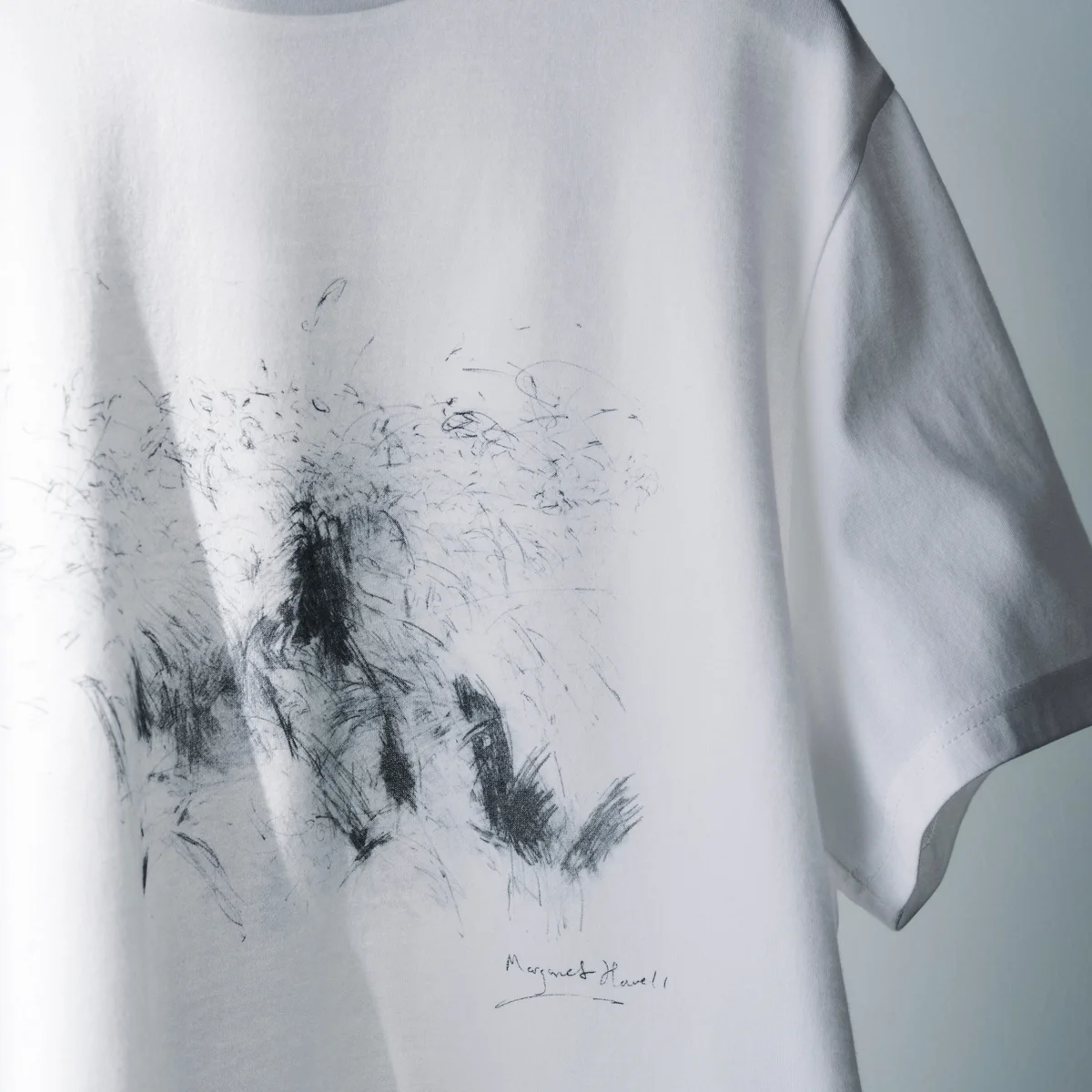 【大人が買うべきプリントT】マーガレット・ハウエルが60年代から描き続けた草のドローイングがTシャツに登場