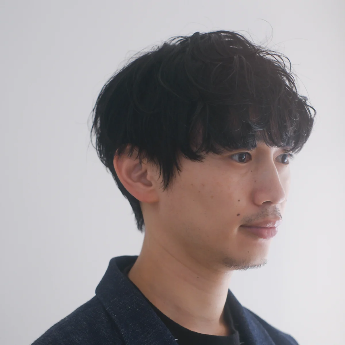 「前髪のカールで知的な色気を演出」