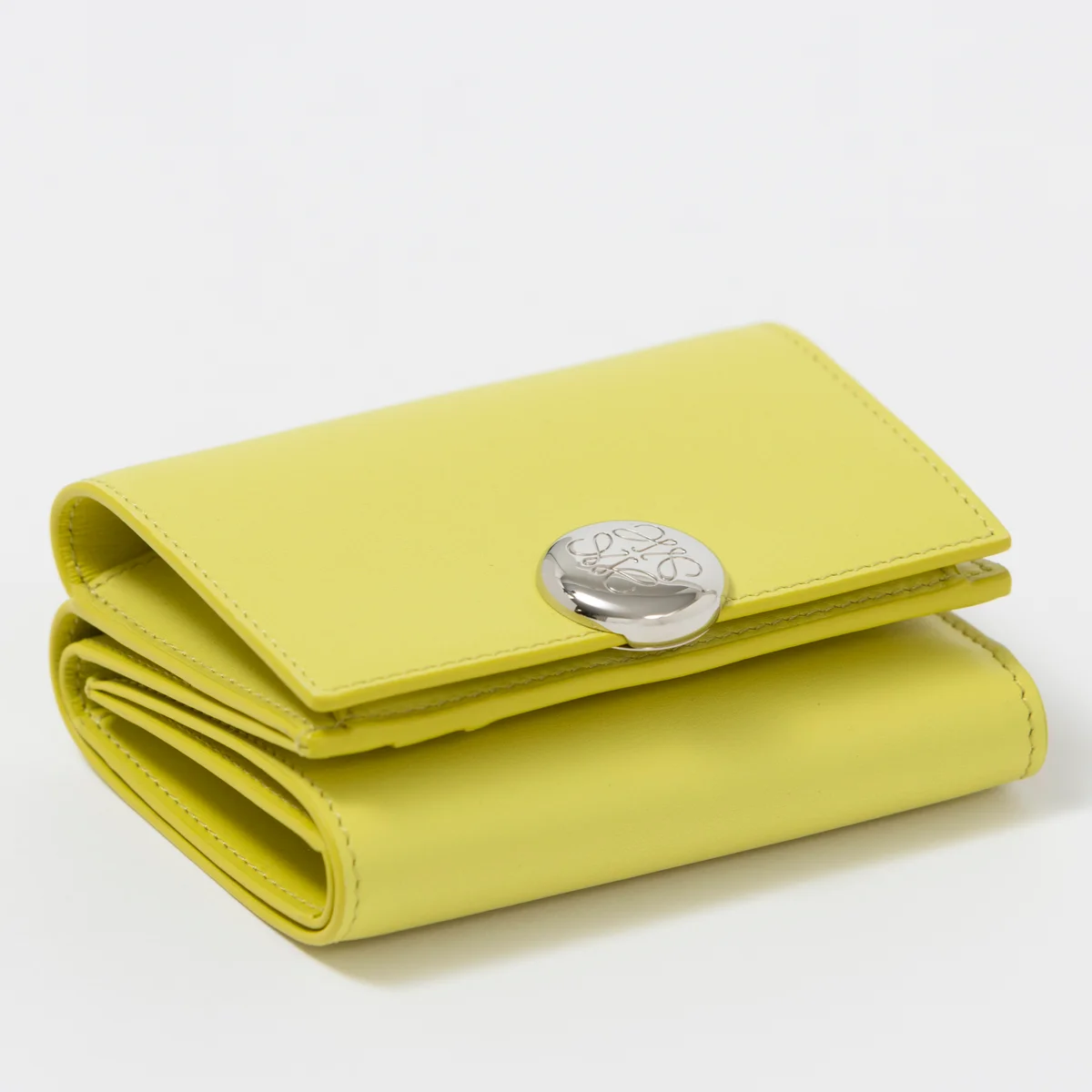 LOEWE｜ぺブル トライフォールド ウォレット（シャイニーナパカーフ）