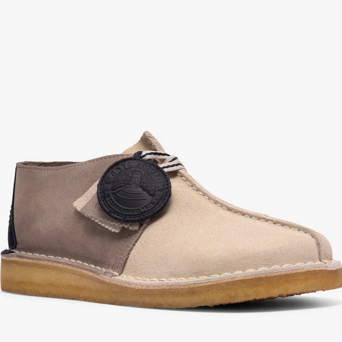 【大人が買うべきクラークス】ワラビー、デザートブーツと並ぶ名品「デザートトレック」の、異素材を組み合わせたグレーコンビに注目