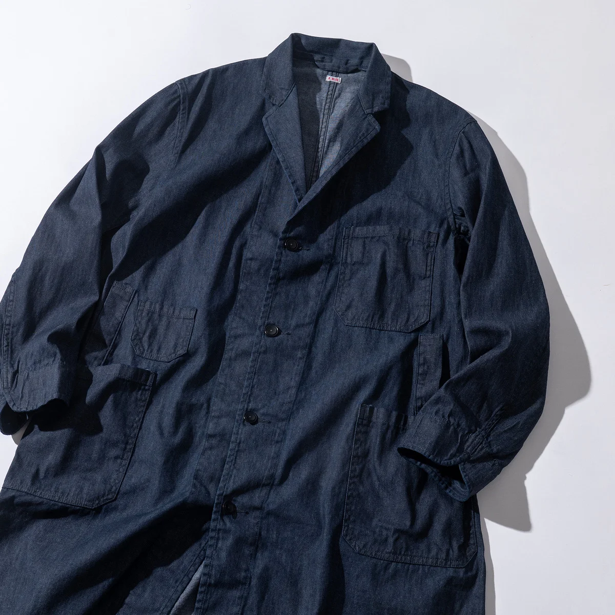 【大人の先取り春アウター】撥水デニムで雨にも強い。「ブルーブルー」の上品ワークコートが気になる