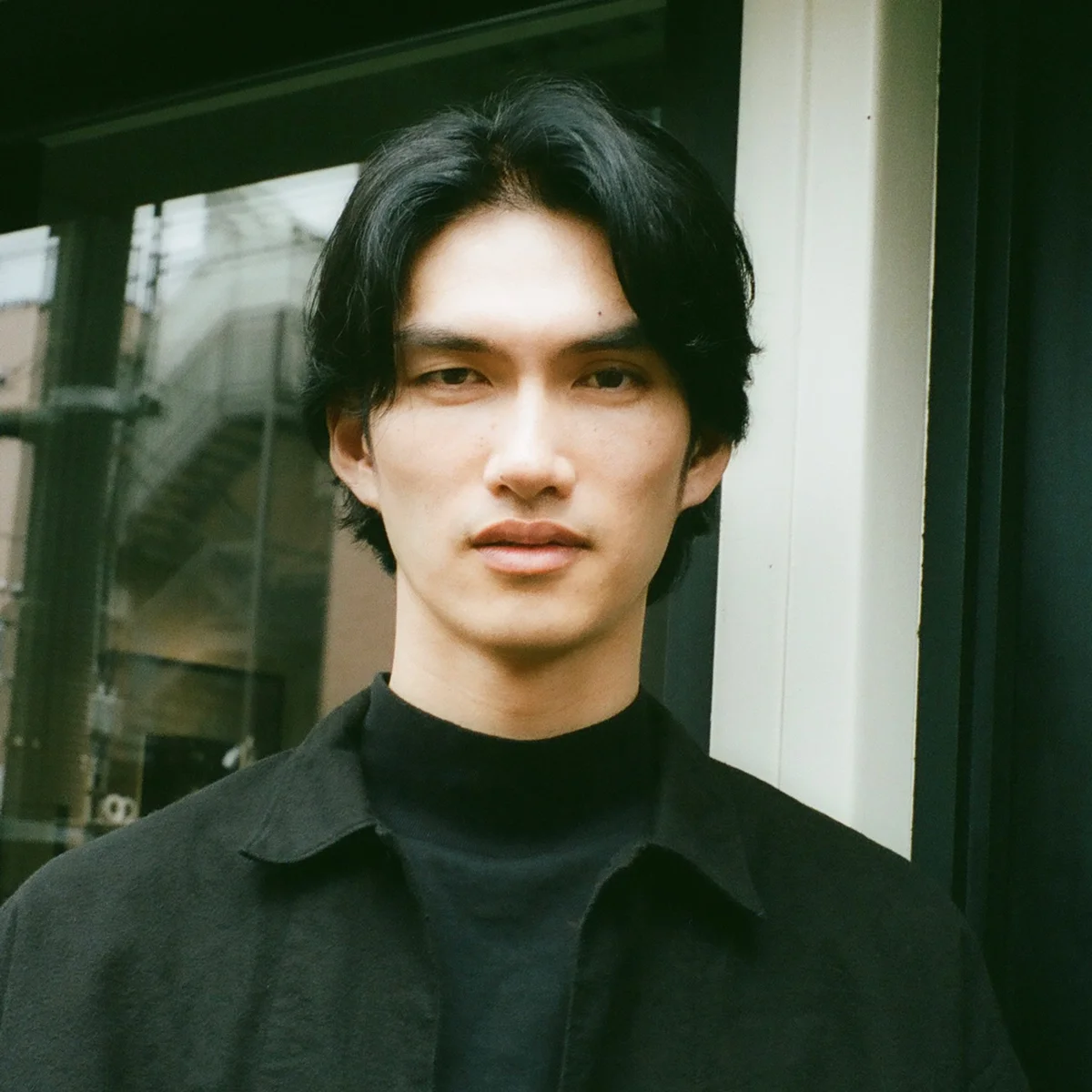 「白髪は地毛に近い黒に染める」