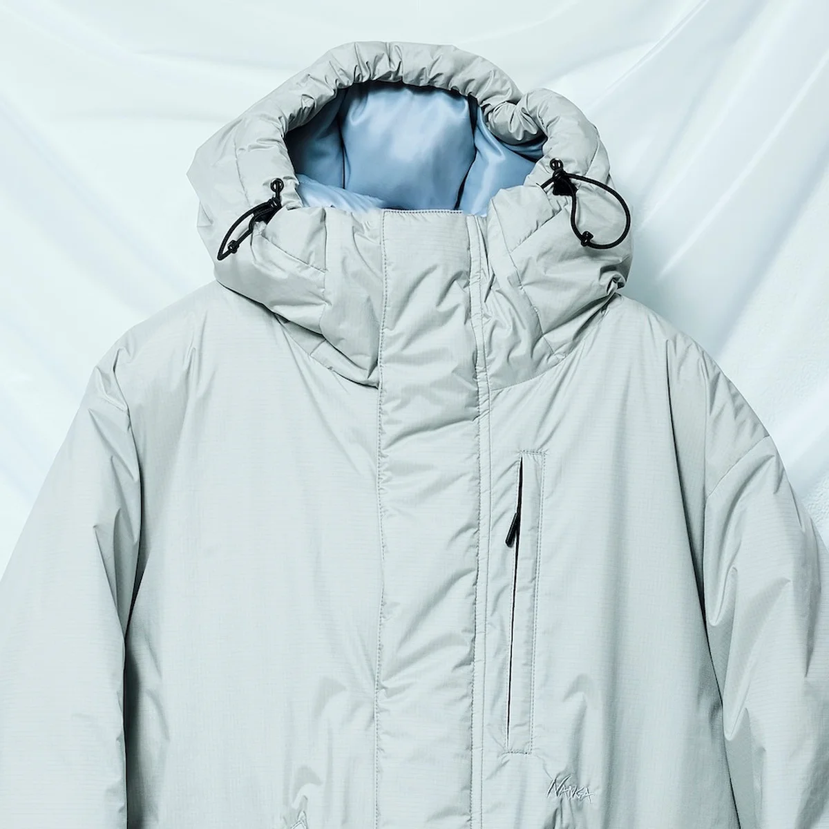 【差がつく大人の防水ダウン】毎年完売の「ナンガ×ジャーナル スタンダード レリューム」コラボ。2025年冬の狙い目カラーはアッシュグレー