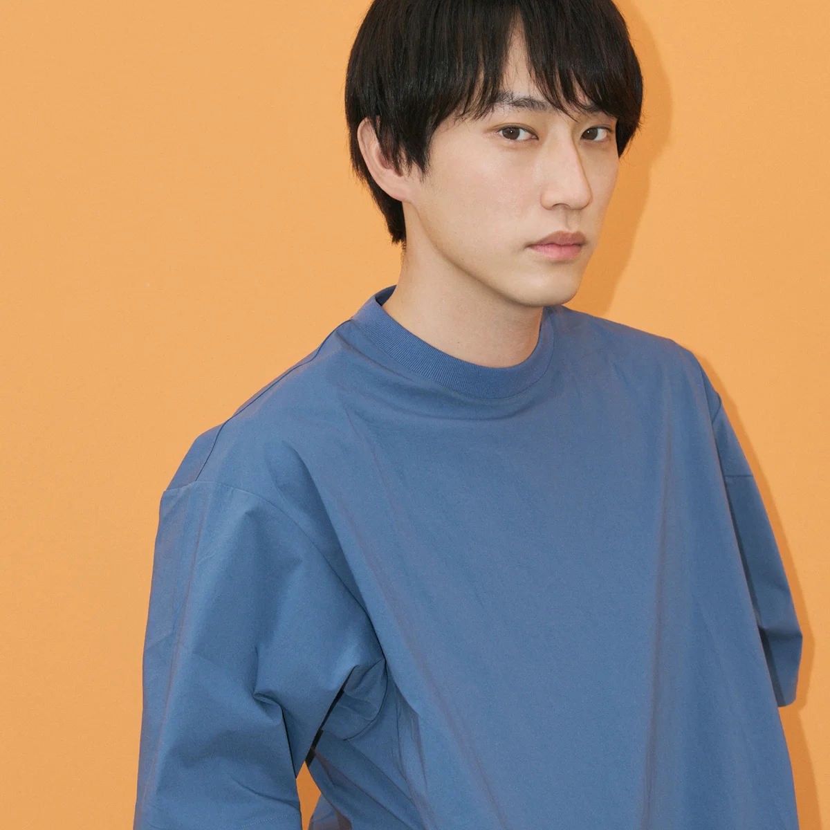 【杉野遥亮が着る】仕事も休日も、雨の日も暑い日も快適。 大人の万能服「ワンダークロス」 気温別・着こなしダイアリー