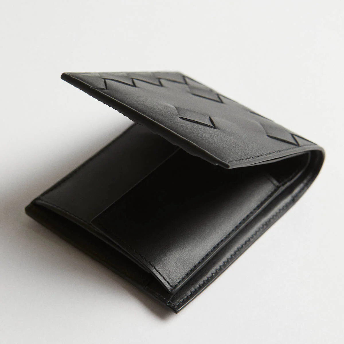 【ボッテガ・ヴェネタ】大人が最強開運日に手に入れたい財布は「イントレチャート」の定番＆新作【2025年12月21日】