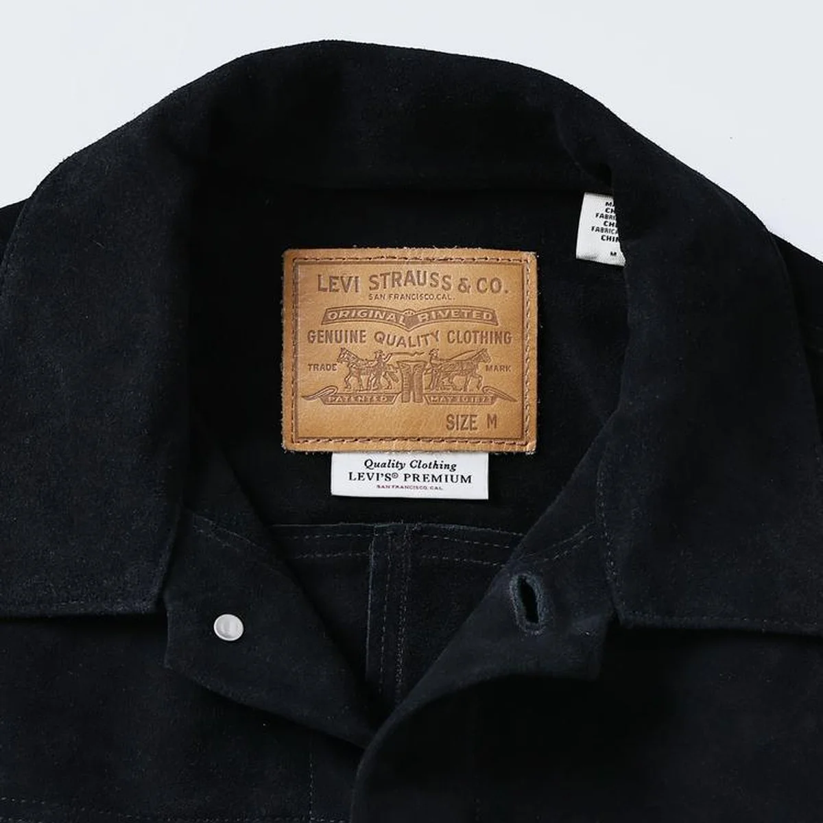 【差がつく大人のリーバイス®︎】黒スエード仕様の名作「トラッカージャケット」が登場。ジャーナル スタンダード レリューム別注が買い！