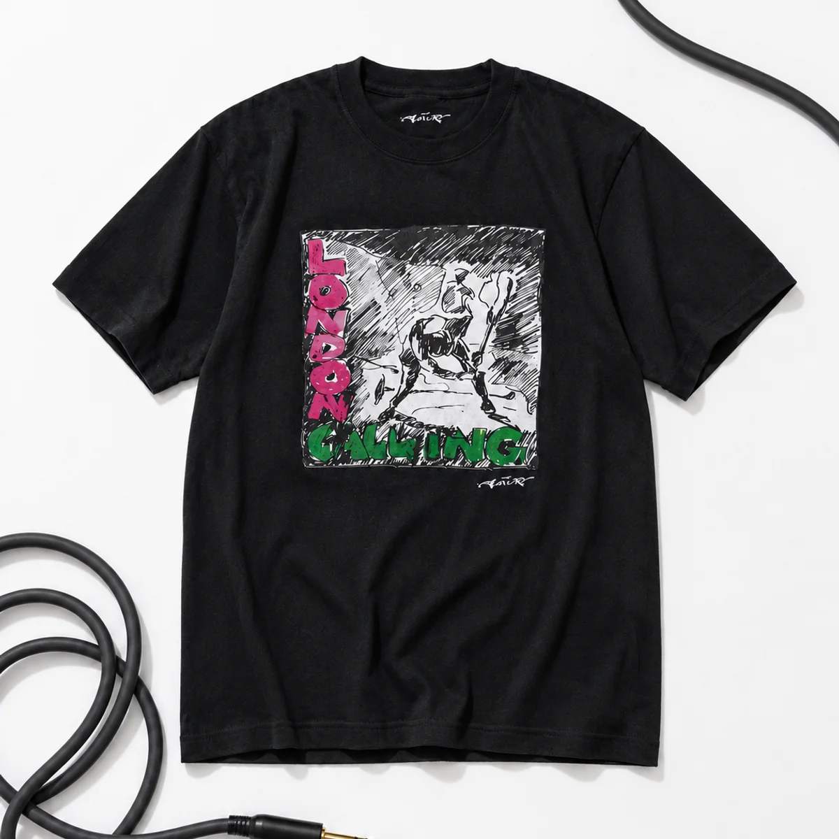 【差がつく大人のバンドT】「ザ・クラッシュ」の名シーンをプリント。エディフィスの受注生産Tシャツが予約開始