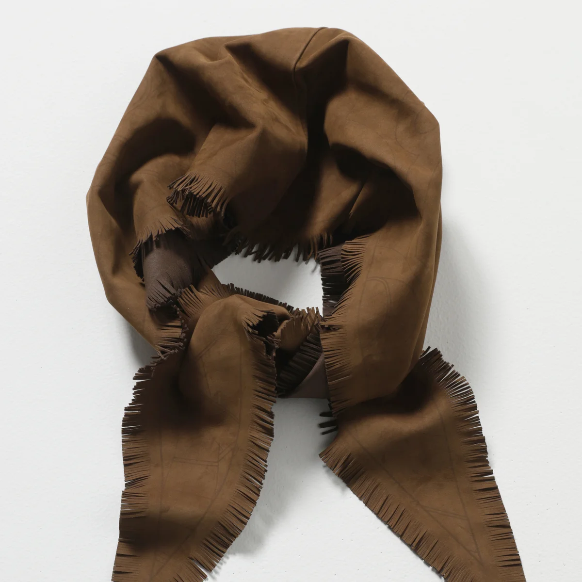 HERMÈSのヌバックスカーフ「ロザンジュ 《プリュム・エプロン・ドール》」