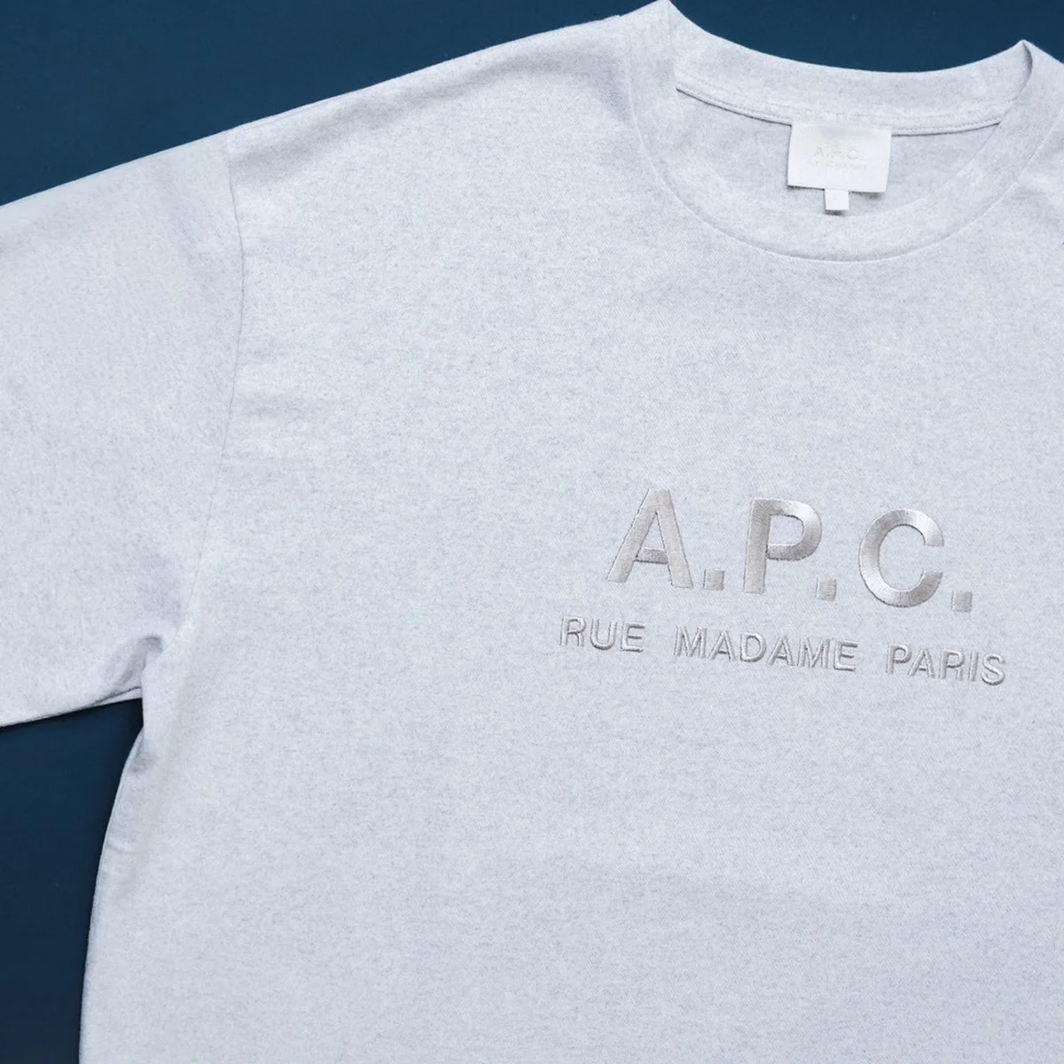 【差がつく大人のロゴTシャツ】 “A.P.C.”の刺繍ロゴが上品な2型のアー・ペー・セー別注Tシャツは白・黒・限定グレーの全3色 