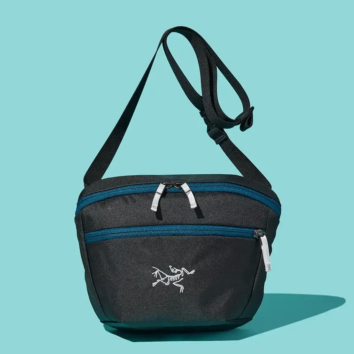 【大人のアークテリクス】2026年冬に買うべき「黒の名品」5選。名作バッグからオンオフ使えるセットアップまで