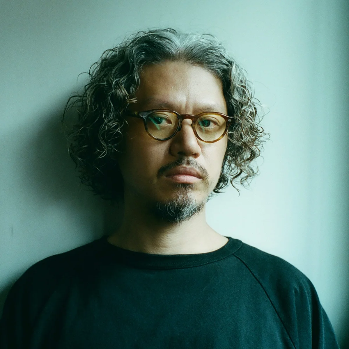 「強めのパーマで存在感を出す」