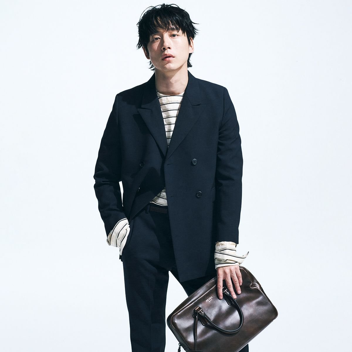 痕跡を宿した時間の美しさを坂口健太郎が着る。過去から見える未来、プラダの考古学