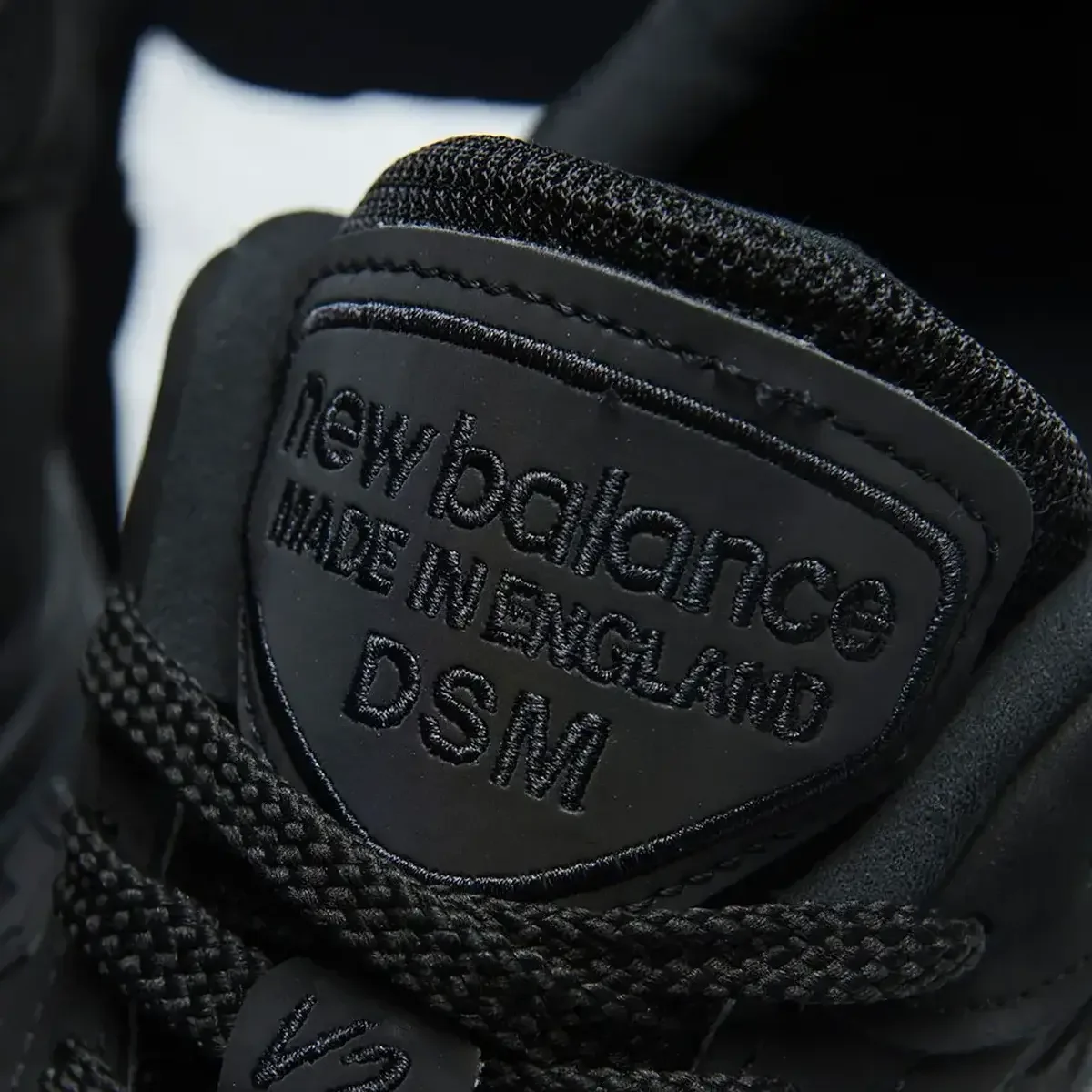 【差がつく大人の黒スニーカー8選】ニューバランス「990v2」、アディダス「黒サンバ」... エディター厳選2025年モデル総まとめ