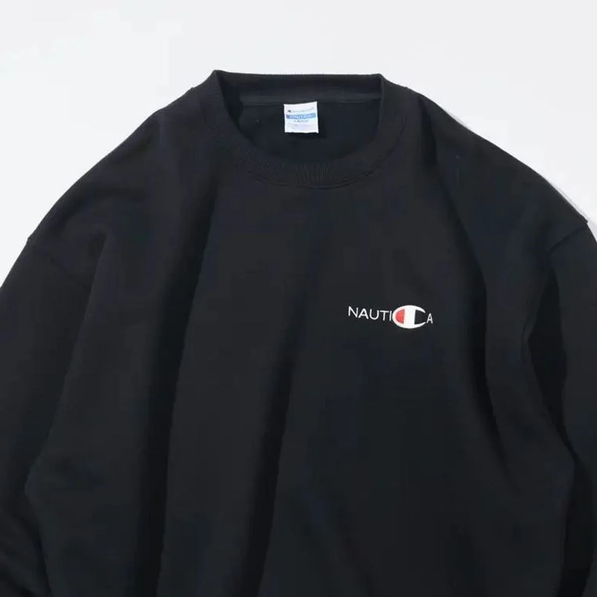 【差がつく大人のチャンピオン】「ノーティカ」と初コラボ。ロゴアレンジが効いたスウェット＆Tシャツ