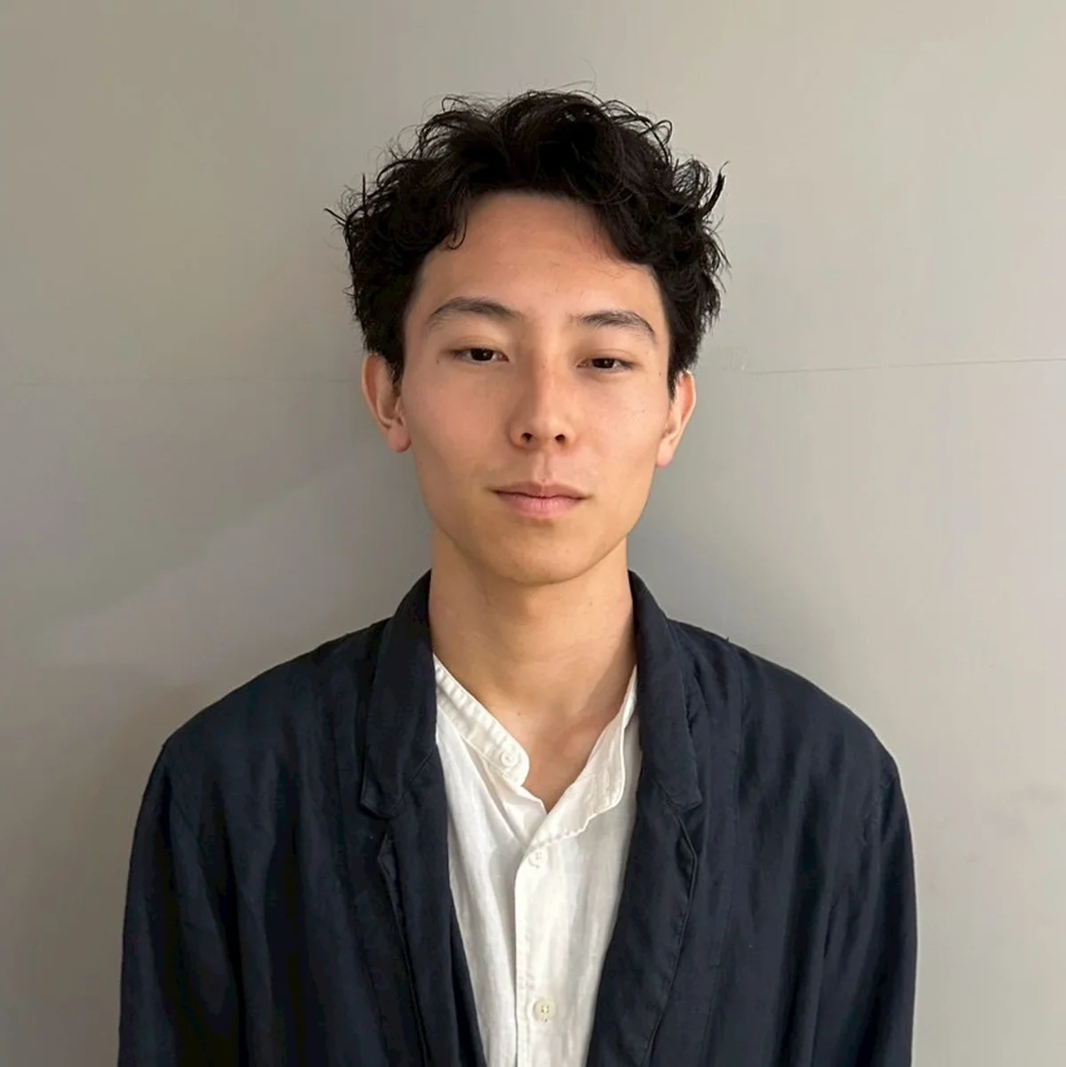「直毛で硬い髪はパーマで柔らかく見せる」