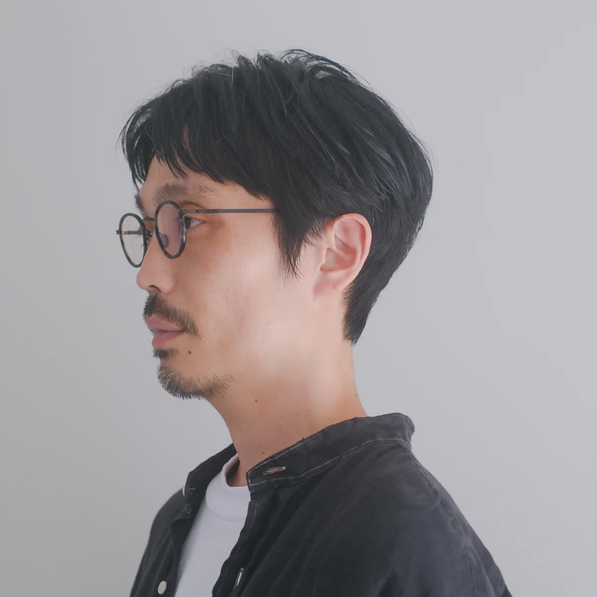 「短髪でも大人にふさわしい品を演出」