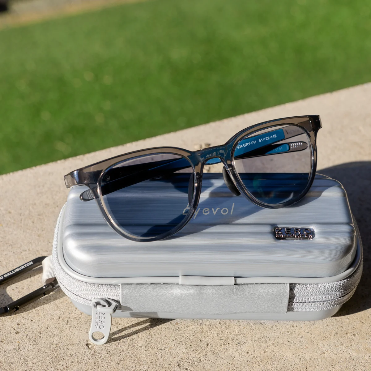 【差がつく大人のサングラス】「ゼロハリバートン×アイヴォル」初コラボ。アタッシェケース着想の特別なサングラスケース付き