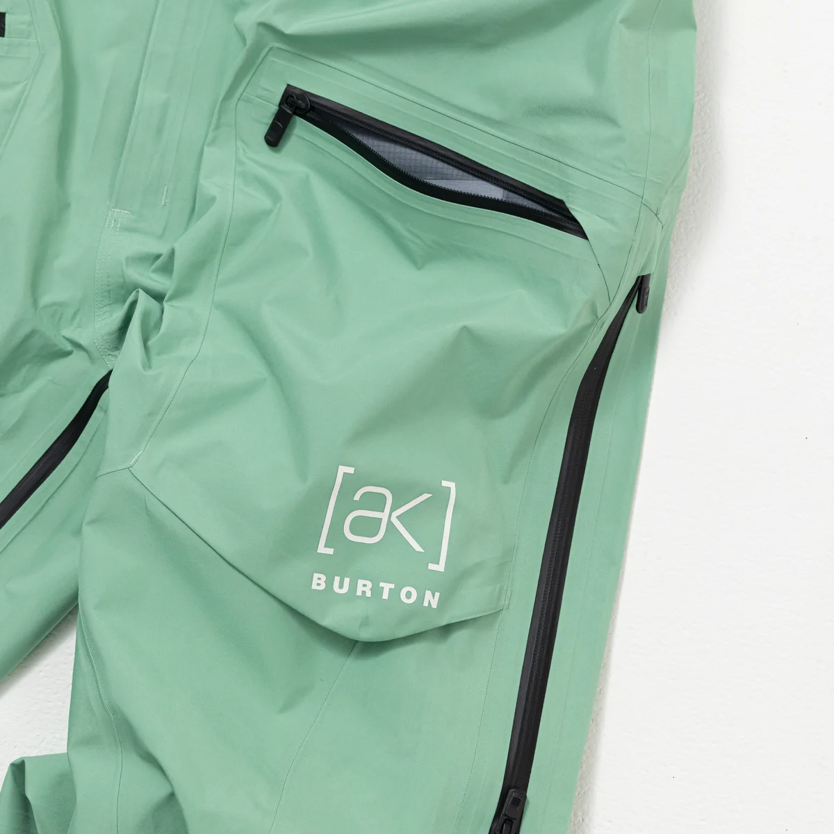 BURTON [ak]®｜ホバー ジャケット&フリーバード ビブパンツ