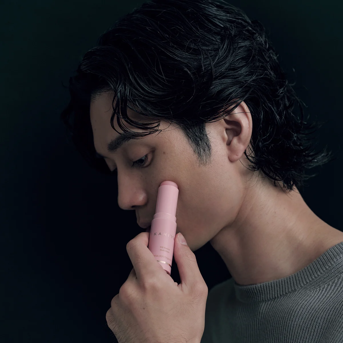これ一本でエイジングケア&肌管理。「KAHI（カヒ）」と始める “塗るスキンケア”習慣