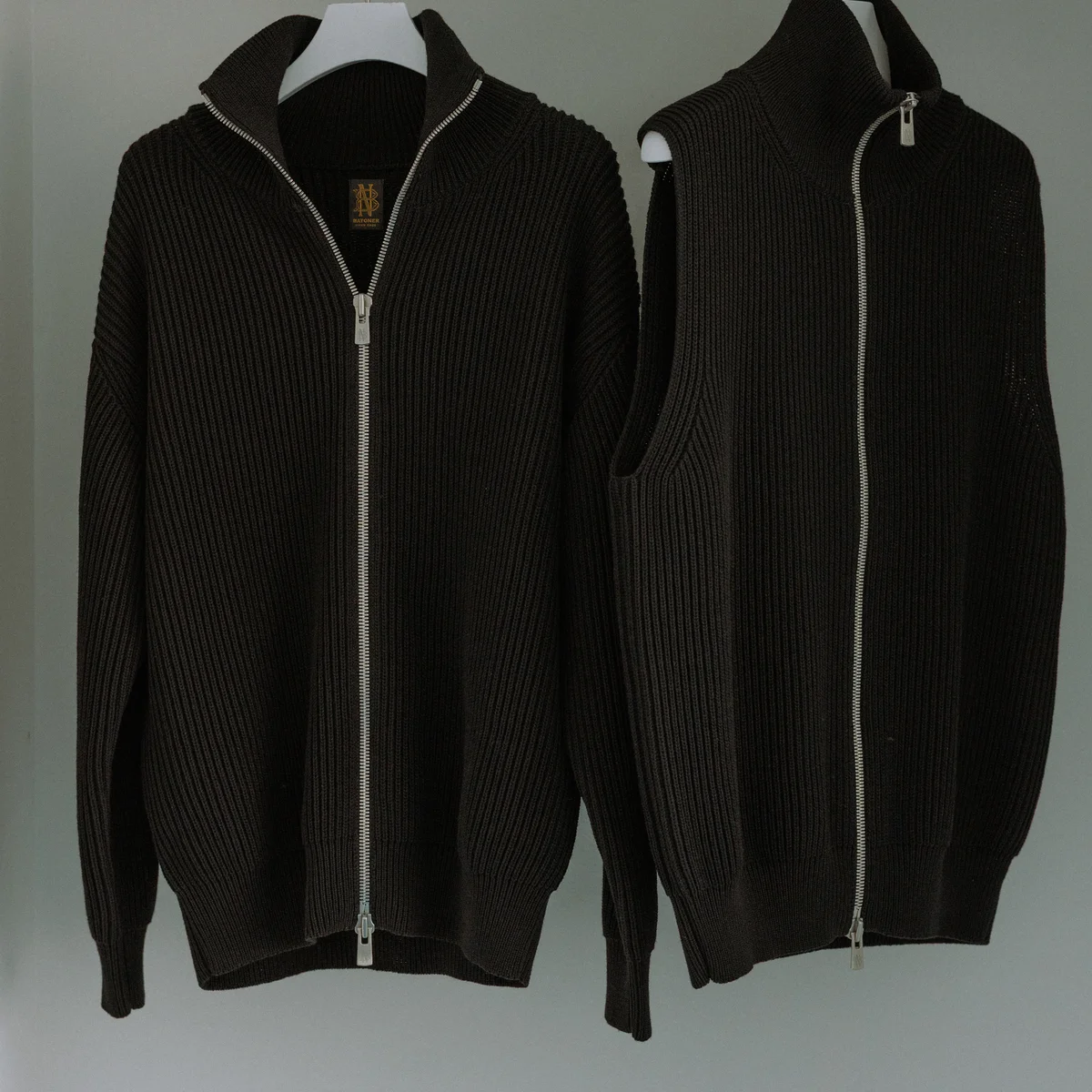 【大人の冬ニット】昨年は即完売。「バトナー × ビオトープ」のドライバーズニットが洗練アップデートで再登場