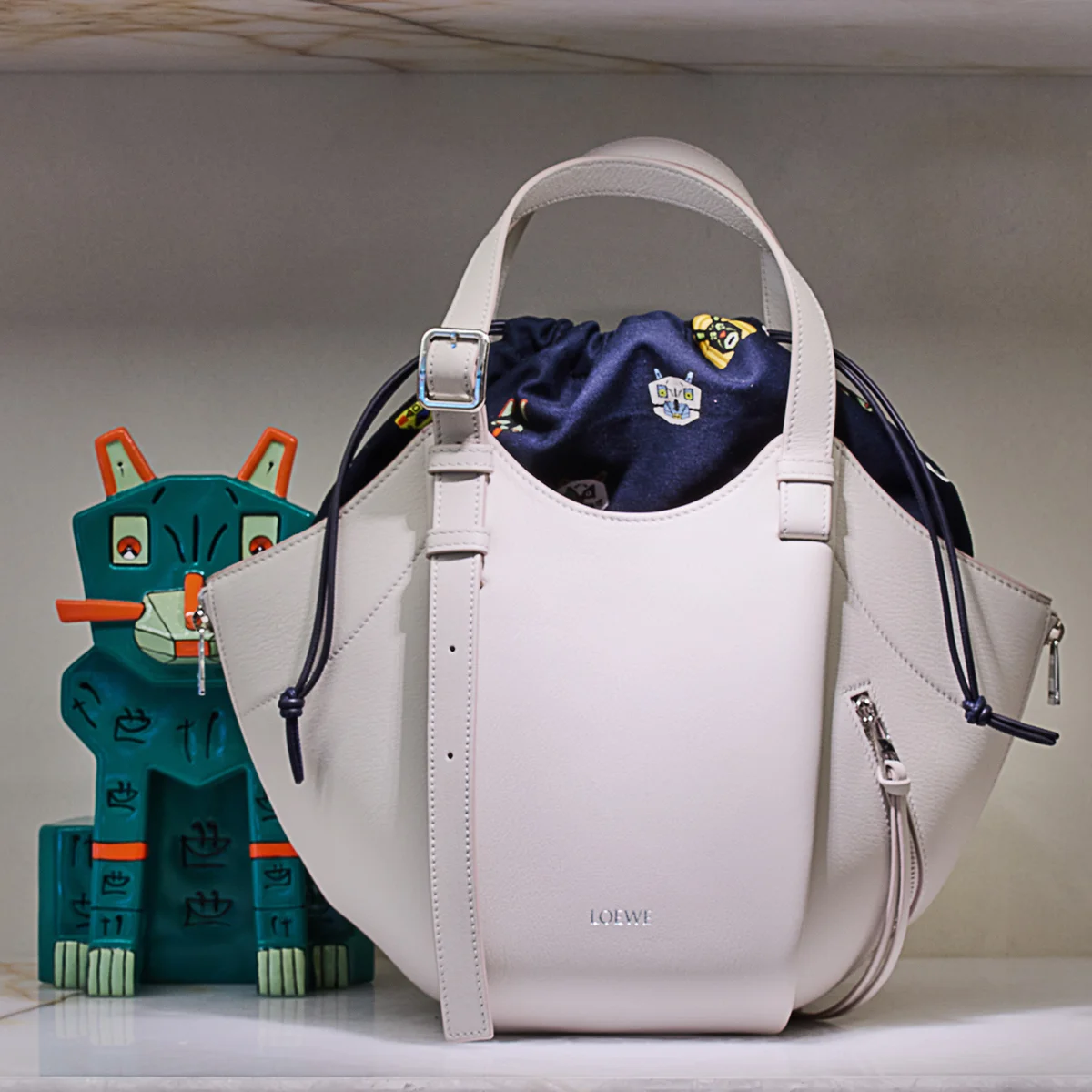 【ロエベ】日本最大規模の「カサロエベ銀座」がオープン。新作バッグ「ハンモック フリップ」の限定カラーも登場【LOEWE】