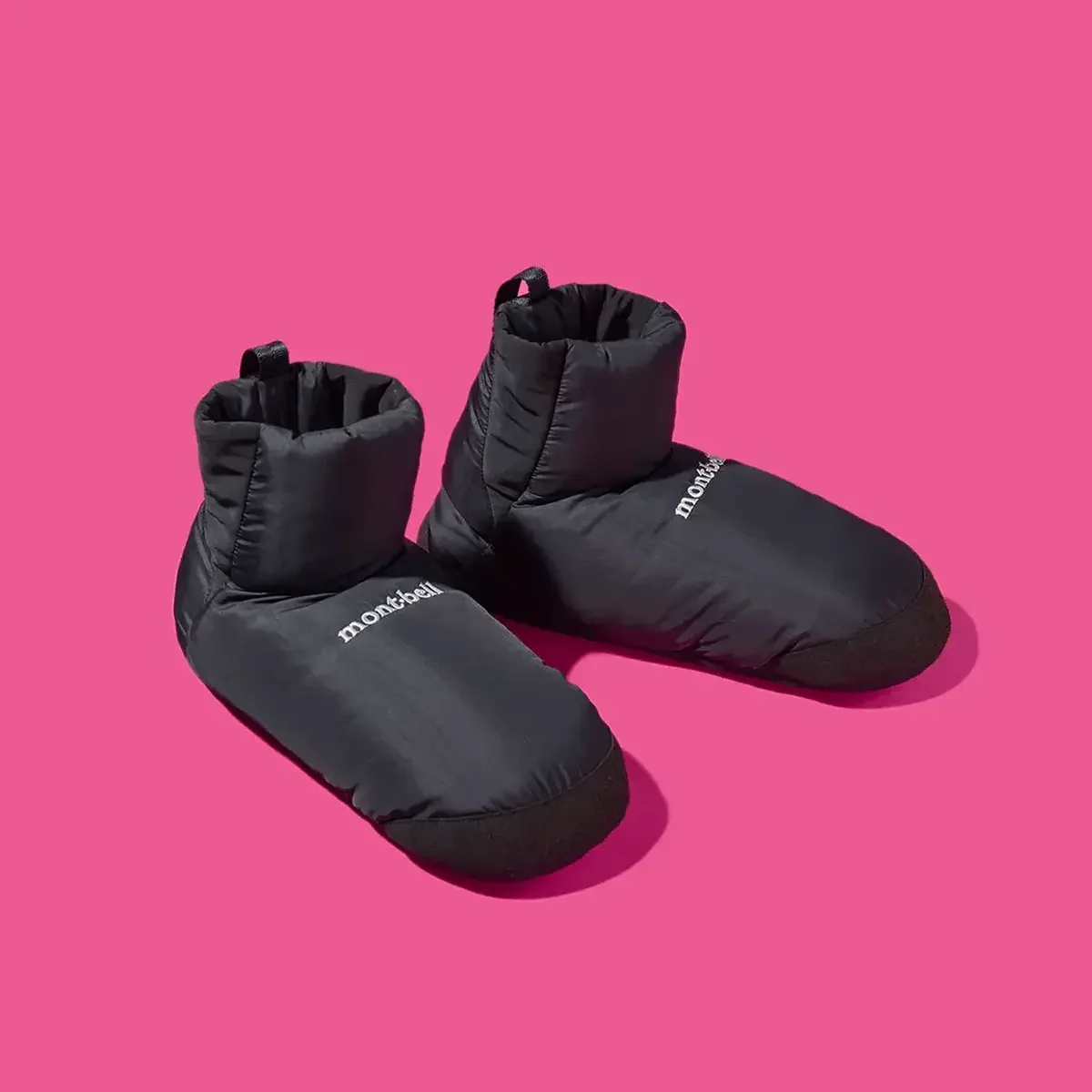 【大人のモンベル】冬のマストバイ「あったか小物」6選。ダウンシューズにフリースストールもコスパ抜群！