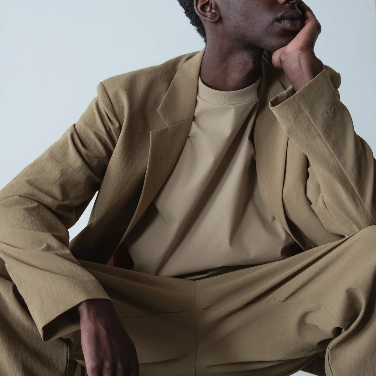 【大人が買うべきセットアップ】夏でも快適な“リネン見え”テック素材。「デサント オルテライン アイオー」の新作が欲しい