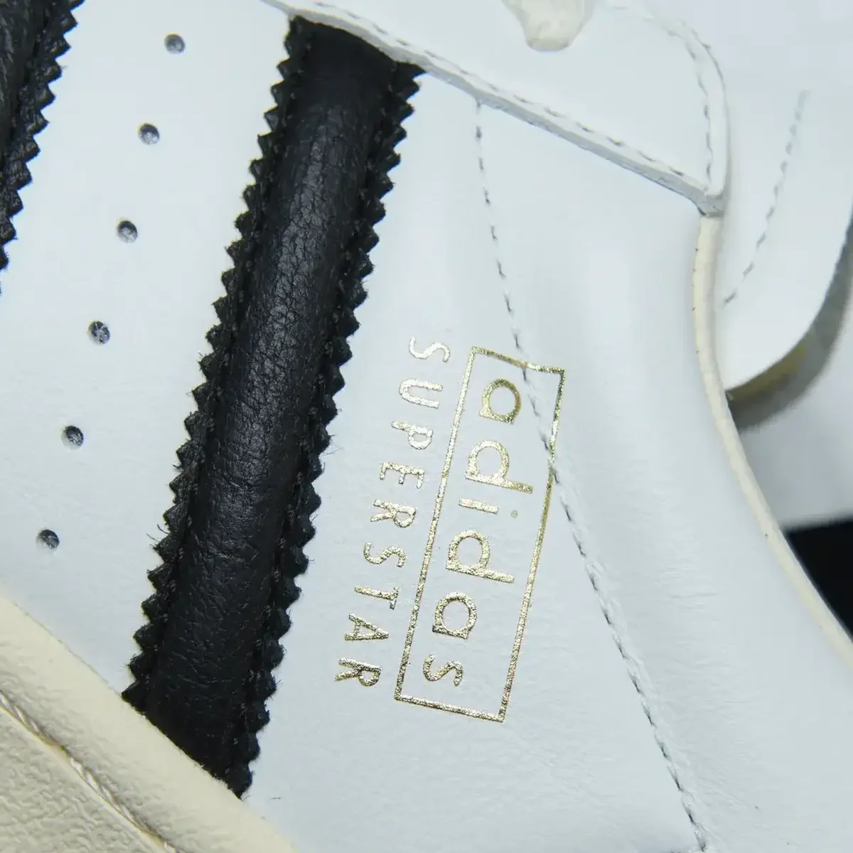 【大人が買うべき新作スニーカーBEST5】1位は70年代フォルムで上品にみえるアディダス「スーパースター」【2026年1月】